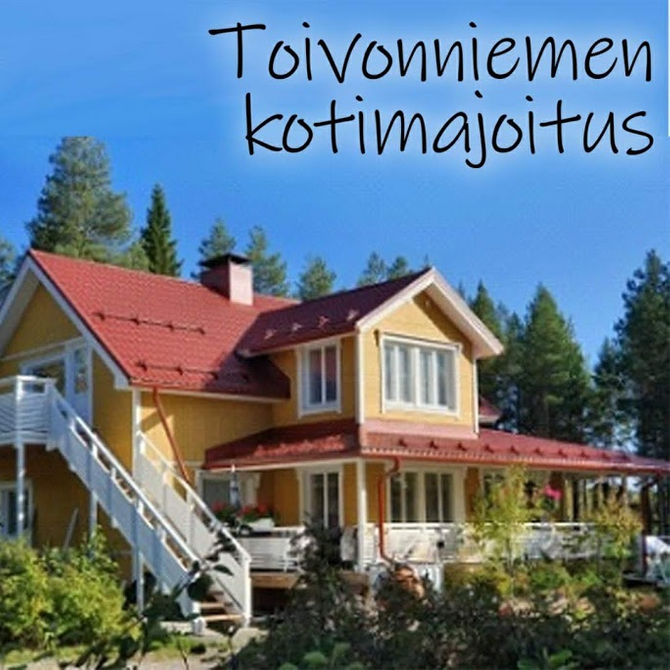 Toivonniemen Kotimajoituksen tilat ovat talomme yläkerrassa. Käynti portaita yläkerran parvekkeelle, josta lukittava ovi sisätiloihin. Tarvittaessa yläkertaan pääsee portaita myös alakerran kautta.